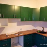 Кухня со столешницей Дуб Вотан и зелёными фасадами